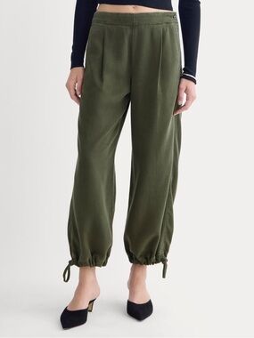 Everlane The Chino Jogger In Buttersoft Dark Forest Green